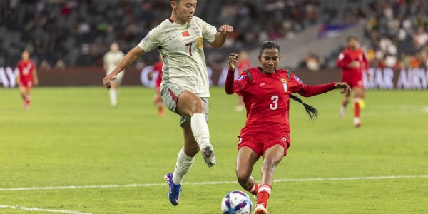 星空体育-王霜献上世界波，中国女足亚洲杯“开门红”，2比0战胜孟加拉国女足